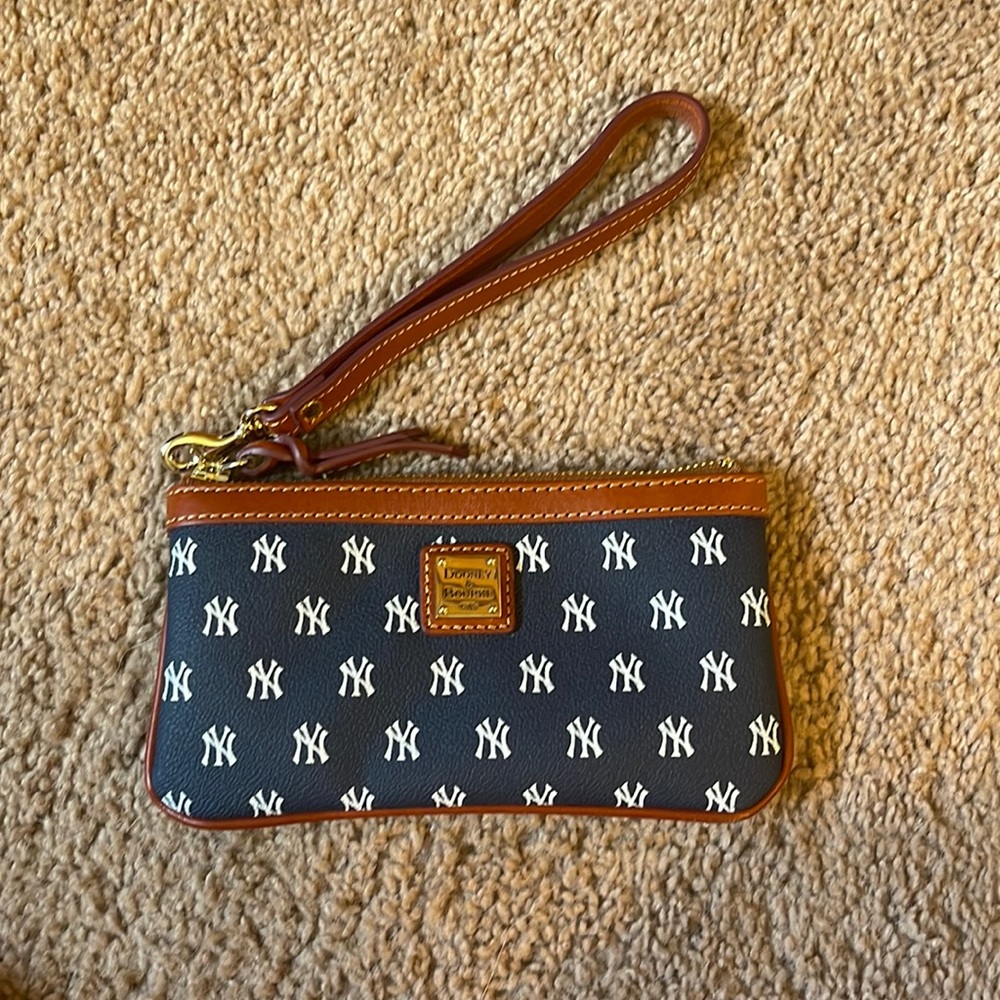 Dooney & Bourke New York Yankees zip wristlet